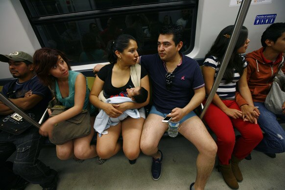 मैक्सिको सिटी में 'नो पैंट सबवे राइड' के दौरान ट्रेन में बैठे लोग।