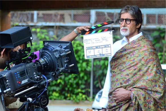 अमिताभ बच्‍चन ने फेसबुक पर इस तस्‍वीर को पोस्‍ट की और लिखा- प्रतीक्षा के अंदर अनुराग कश्‍यप के साथ लघु फिल्‍म की शूटिंग करते हुए।