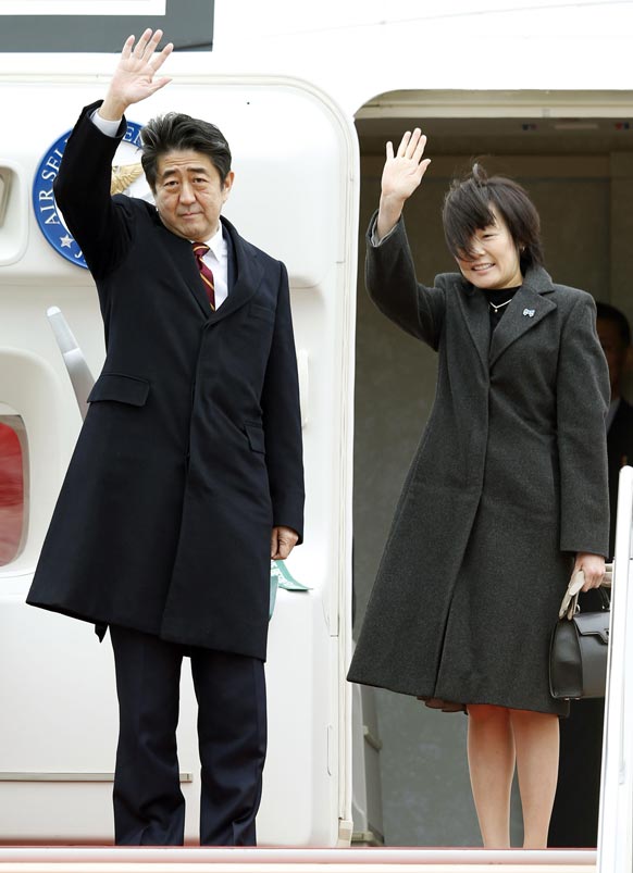 टोक्यो एयरपोर्ट पर जापानी प्रधानमंत्री शिंजो अबे और उनकी पत्नी अकिए वियतनाम की यात्रा पर जाते हुए।