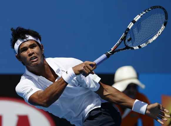 ऑस्ट्रेलिया ओपन टेनिस में फोरहैंड रिटर्न शॉट खेलते भारतीय खिलाड़ी सोमदेव बर्मन।