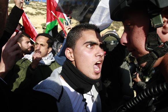 फिलीस्तीनी कार्यकर्ता की गिरफ्तारी के खिलाफ गुस्से में सड़कों पर उतरे लोग।
