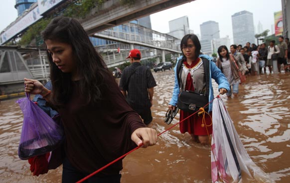 इंडोनेशिया में भारी बारिश के बाद बाढ़ का मंजर।
