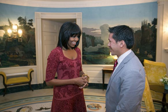 वाशिंगटन में प्रथम अमेरिकी महिला मिशेल ओबामा डेविड हॉल से बातचीत करती हुई।
