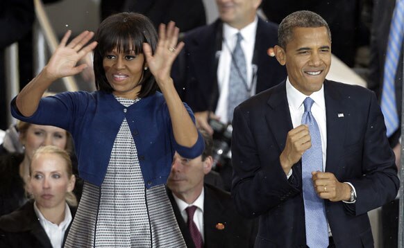 बराक ओबामा एवं मिशेल ओबामा नृत्य करते हुए।