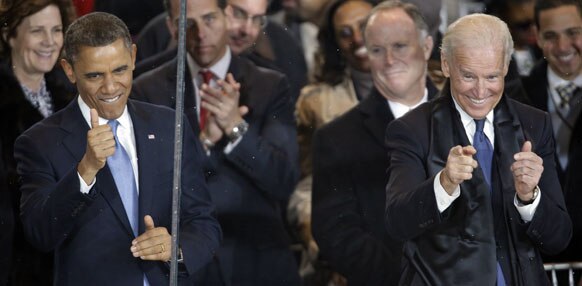 शपथ ग्रहण समारोह के बाद ह्वाइट हाउस के समीप खुशी के क्षण में ओबामा एवं जो बिडेन।