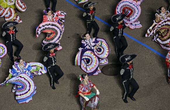 शपथ ग्रहण समारोह के मौके पर नृत्य पेश करते टेक्सास के स्कूली बच्चे।