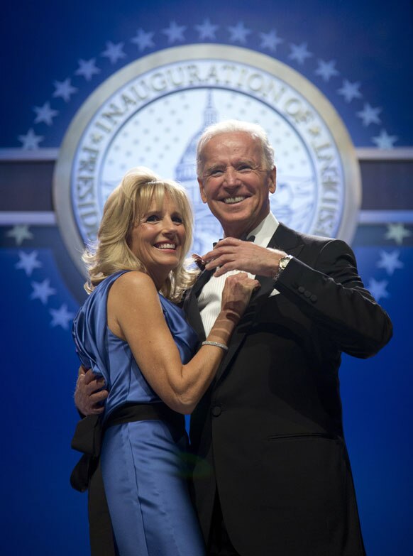 वाशिंगटन कन्वेंशन सेंटर में अपनी पत्नी जिल बिडेन के साथ नृत्य करते उप राष्ट्रपति जो बिडेन।