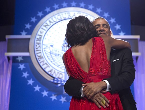 वाशिंगटन कन्वेंशन सेंटर में नृत्य करते बराक ओबामा एवं मिशेल ओबामा।