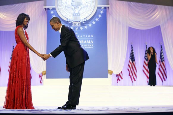 वाशिंगटन कन्वेंशन सेंटर में अमेरिकी राष्ट्रपति बराक ओबामा और देश की पहली महिला मिशेल ओबामा गायक जेनिफर हडसन के गीत पर नृत्य के लिए जाते हुए।
