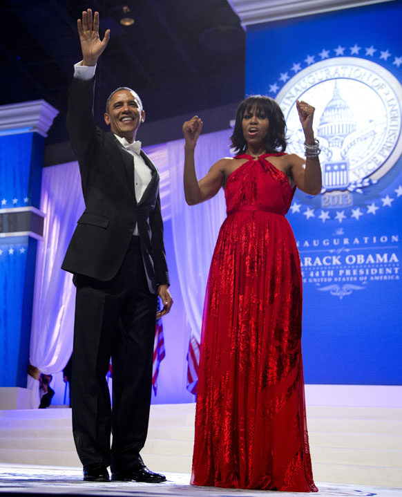 सोमवार को राष्ट्रपति पद का दूसरी बार शपथ लेने के बाद बराक ओबामा अपनी पत्नी मिशेल ओबामा के साथ लोगों का अभिवादन स्वीकार करते।