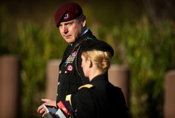 आर्मी ब्रिगेडियर जनरल जेफ्री एक केस के दौरान बातचीत करते हुए।