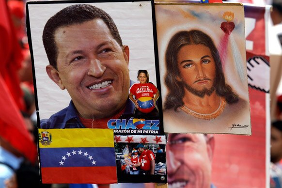 वेनेजुएला के काराकस में शावेज के समर्थकों ने जीसस क्राइस्ट के साथ वेनेजुएला के राष्ट्रपति ह्यूगो शावेज की तस्वीर को दीवार पर चिपका दिया।