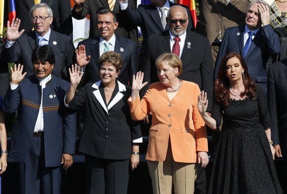 चिली के सेंटियागो में सीलेक-ईयू समिट के दौरान वोलीविया की राष्ट्रपति इवो मोरालेस, (अगली पंक्ति में बाएं से दाएं) ब्राजील की राष्ट्रपति डिलमा रूसफ, जर्मनी की चांसलर एंजेला मार्केल और अर्जेंटीना की राष्ट्रपति क्रिस्टीना फर्नांडीज।