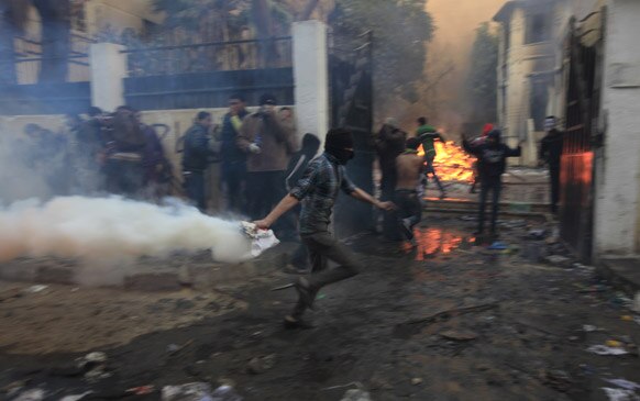 मिस्र की राजधानी काहिरा के तहरीर चौक पर प्रदर्शनकारियों को भगाने के लिए पुलिस ने आंसू गैस के गोले छोड़े।