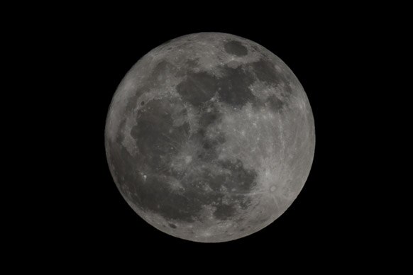 मास्को के नजदीक इदाहो से एक फोटोग्राफर ने अपने कैमरे में कैद किया संपूर्ण चंद्रमा की तस्वीर को।