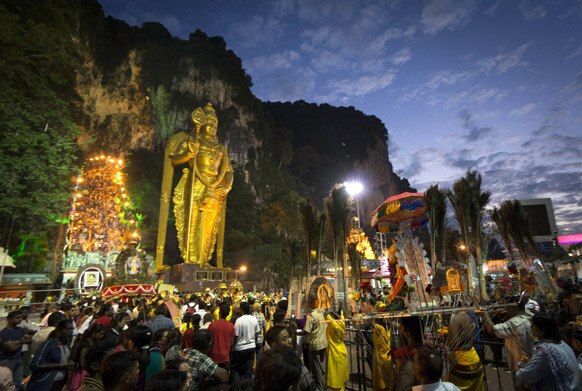 मलेशिया की राजधानी कुआलालम्पुर में थाइपुसम महोत्सव के दौरान बातू की गुफा में जुटी हिंदू श्रद्धालुओं की भीड़।