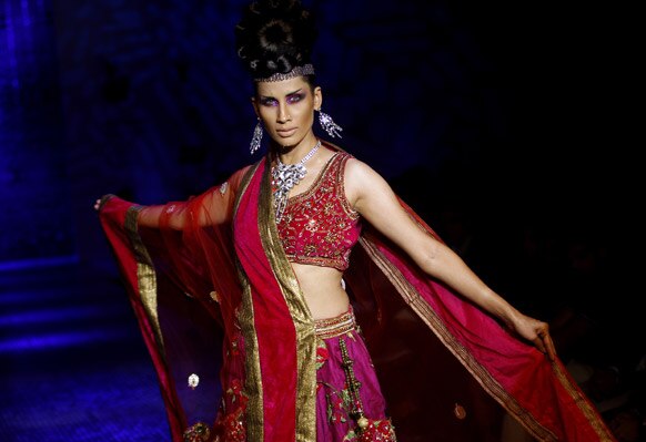 बैंगलोर फैशन वीक के दौरान डिजाइनर रमेश डिम्बला के क्रिएशन को प्रस्तुत करती मॉडल।