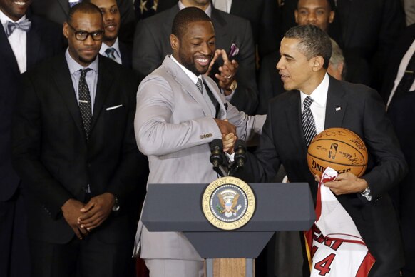 वाशिंगटन के व्हाइट हाउस में एनबीए चैंपियन्स मियामी हिट बास्केट बॉल टीम के खिलाड़ियों को सम्मानित करते अमेरिकी राष्ट्रपति बराक ओबामा।