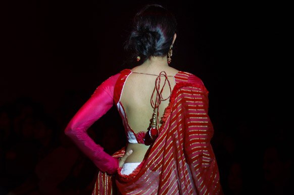 बैंगलोर फैशन वीक में डिजाइनर निखिल नाज के क्रिएशन को पेश करती मॉडल।