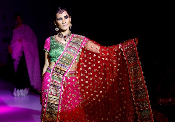 बैंगलोर फैशन वीक में डिजाइनर वंदना राज के क्रिएशन को पेश करती मॉडल।