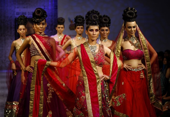बैंगलोर फैशन वीक में डिजाइनर रमेश डेम्बला के क्रिएशन को पेश करतीं मॉडल्स।