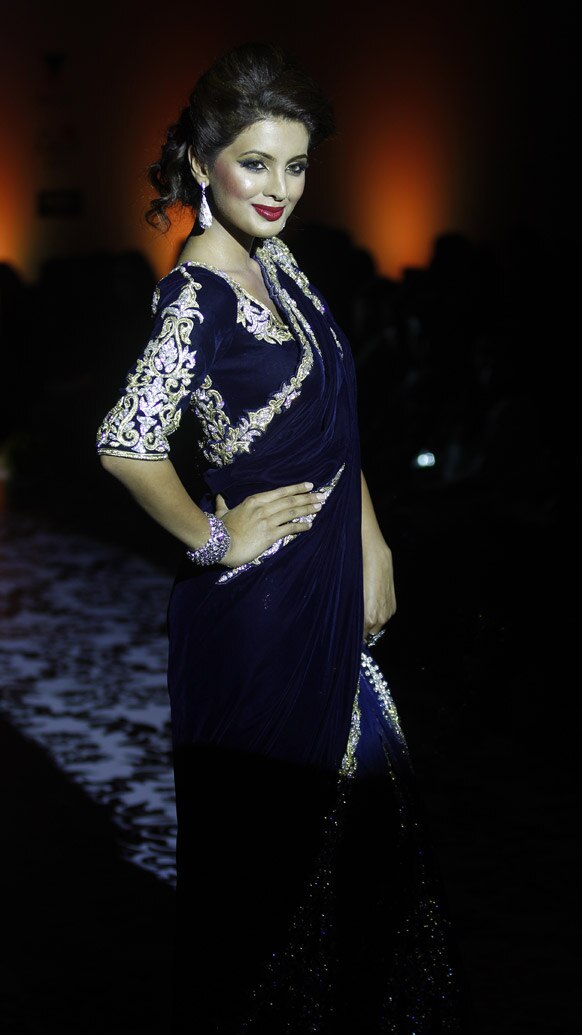 बैंगलोर फैशन वीक में डिजाइनर रमेश डेम्बला के क्रिएशन को पेश करती बॉलीवुड अभिनेत्री गीता बसरा।
