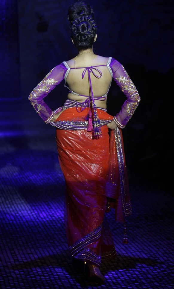 बैंगलोर फैशन वीक में डिजाइनर रमेश डेम्बला के क्रिएशन को पेश करती मॉडल।