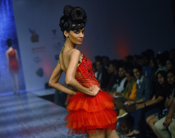 बैंगलोर फैशन वीक में डिजाइनर रमेश डेम्बला के क्रिएशन को पेश करती मॉडल।