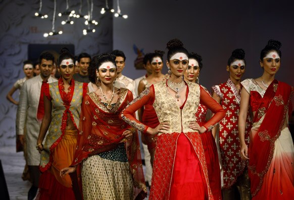 बैंगलोर फैशन वीक में डिजाइनर अभिषेक दत्ता के क्रिएशन को पेश करतीं मॉडल्स।