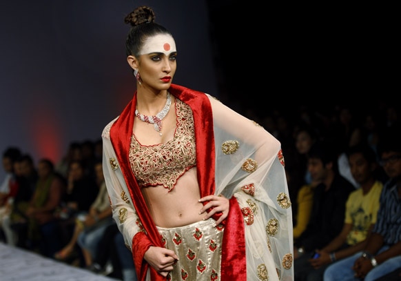 बैंगलोर फैशन वीक में डिजाइनर अभिषेक दत्ता के क्रिएशन को पेश करती मॉडल।