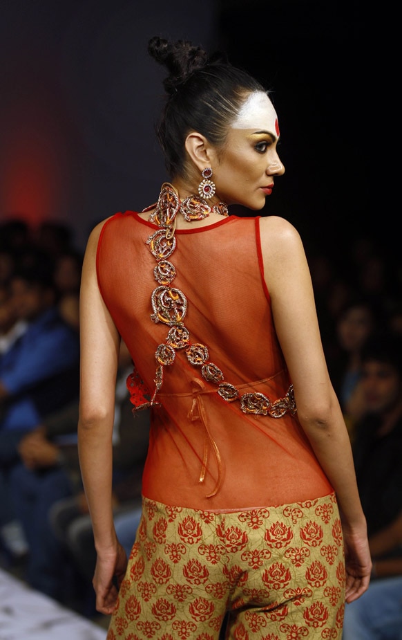 बैंगलोर फैशन वीक में डिजाइनर अभिषेक दत्ता के क्रिएशन को पेश करती मॉडल।