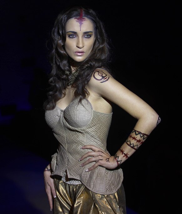 बैंगलोर फैशन वीक में डिजाइनर रीना ढाका के क्रिएशन को पेश करती मॉडल।