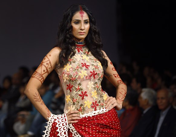 बैंगलोर फैशन वीक में डिजाइनर रीना ढाका के क्रिएशन को पेश करती मॉडल।
