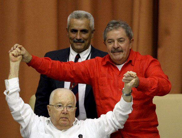 क्‍यूबा के हवाना में इंटरनेशनल कांग्रेस के समापन समारोह के दौरान अरमांडो हार्ट डावालोस के साथ ब्राजील के पूर्व राष्‍ट्रपति लुइज इनासियो लूला डि सिल्‍वा।