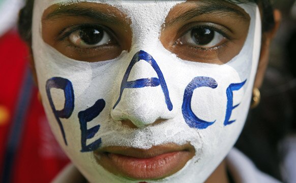 मुंबई में सांप्रदायिक सौहार्द्र एवं शांति के लिए निकाले गए मार्च में अपने चेहरे को रंगों से सजाए हुए एक कार्यकर्ता।