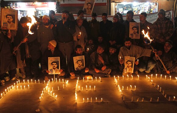 श्रीनगर में एक प्रदर्शन के दौरान कैंडल जलाते जम्मू एवं कश्मीर लिबरेशन फ्रंट (जेकेएलएफ) के समर्थक।