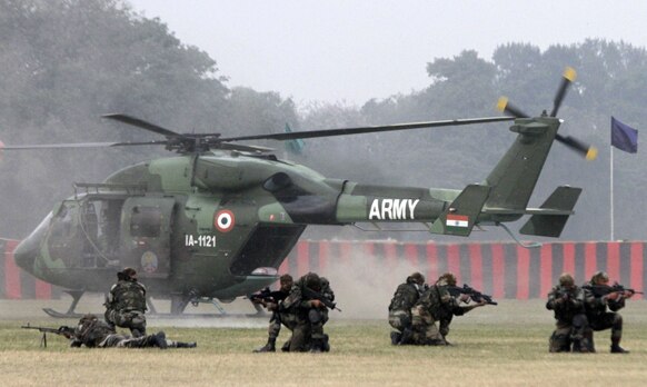 कोलकाता में एक मॉक ड्रिल का अभ्यास करते सेना के कमांडो।