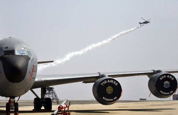 बैंगलोर के येलहंका एयरबेस पर एयरो इंडिया 2013 के रिहर्सल के दौरान भारतीय एयरफोर्स हेलीकॉप्टर यूएस एयरफोर्स केसी-3 के उपर उड़ान भरते हुए।