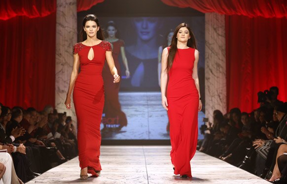 रेड ड्रेस कलेक्शन 2013 का यह मौका सिर्फ लाल और लाल रंग के पोशाकों पर आधारित रहा।