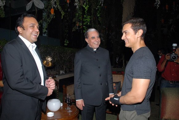 एसेल ग्रुप के चेयरमैन सुभाष चंद्रा के साथ बातचीत करते आमिर खान।