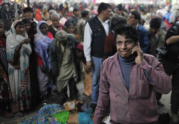 इलाहाबाद रेल प्लेटफॉर्म पर मची भगदड़ के बाद शव के पास बिलखते उनके परिजन।