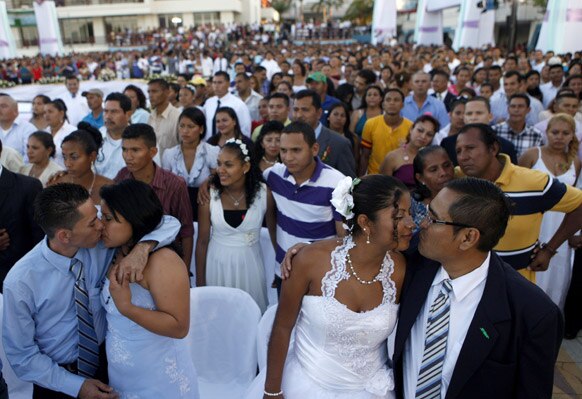 निकारागुआ के मेनागुआ में सामूहिक वैवाहिक समारोह में हिस्सा लेते जोड़े।