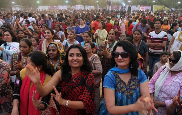 अहमदाबाद में वैश्विक अभियान के तहत एक समारोह के दौरान 'वन बिलियन राइजिंग' के समर्थन में नृत्य करतीं महिलाएं। इस आयोजन में अलग-अलग शहरों से हजारों की संख्या में महिलाओं और बच्चों ने हिस्सा लिया।