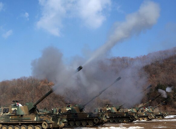 दक्षिण कोरिया स्थित चीऑरवॉन के फायर ट्रेनिंग फील्ड में अभ्यास के दौरान के-9 स्वचालित तोप का प्रदर्शन करती दक्षिण कोरिया की सेना।