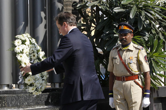 मुंबई में पुलिस स्मारक पर श्रद्धापुष्प अर्पित कर शहीद पुलिस कर्मियों को श्रद्धांजलि देते ब्रिटेन के प्रधानमंत्री डेविड कैमरुन।