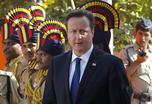 मुंबई में पुलिस स्मारक पर श्रद्धांजलि देने पहुंचे भारत दौरे पर आए ब्रिटेन के प्रधानमंत्री डेविड कैमरुन।
