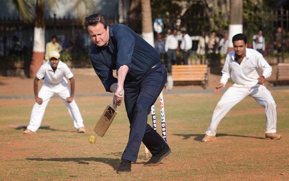 मुंबई में ओवल मैदान पर भारतीय लड़कों के साथ क्रिकेट खेलते भारत दौरे पर आए ब्रिटेन के प्रधानमंत्री डेविड कैमरुन।