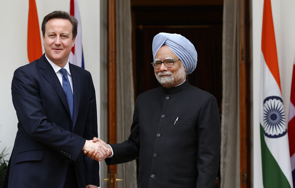 नई दिल्ली में भारत-ब्रिटेन के बीच द्विपक्षीय रिश्तों को मजबूती देने के लिए आयोजित बैठक से पहले एक-दूसरे से हाथ मिलाते भारतीय प्रधानमंत्री मनमोहन सिंह और ब्रिटेन के प्रधानमंत्री डेविड कैमरुन।