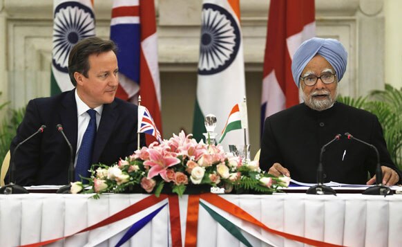 नई दिल्ली में संयुक्त संवाददाता सम्मेलन के दौरान भारतीय प्रधानमंत्री मनमोहन सिंह और ब्रिटेन के प्रधानमंत्री डेविड कैमरुन।