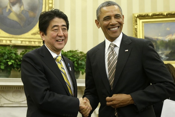 ह्वाइट हाउस में जापान के प्रधानमंत्री शिंजो एबे से हाथ मिलाते अमेरिकी राष्ट्रपति बराक ओबामा।